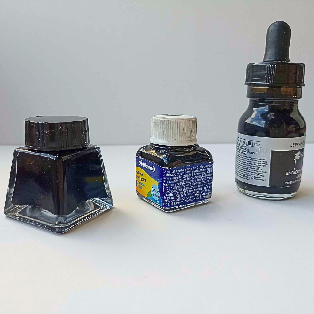 Encre noire en flacon pour dessiner à l'encre de chine