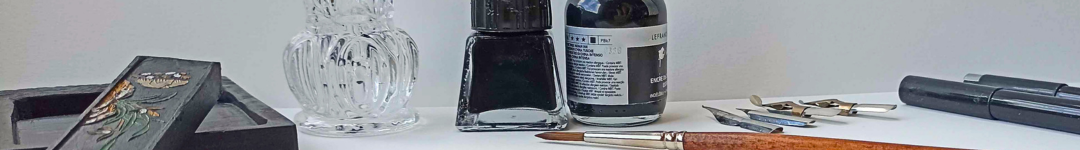 Encre de chine en flacon avec pinceau, plume et liner, blog dessiner à l'encre de chine
